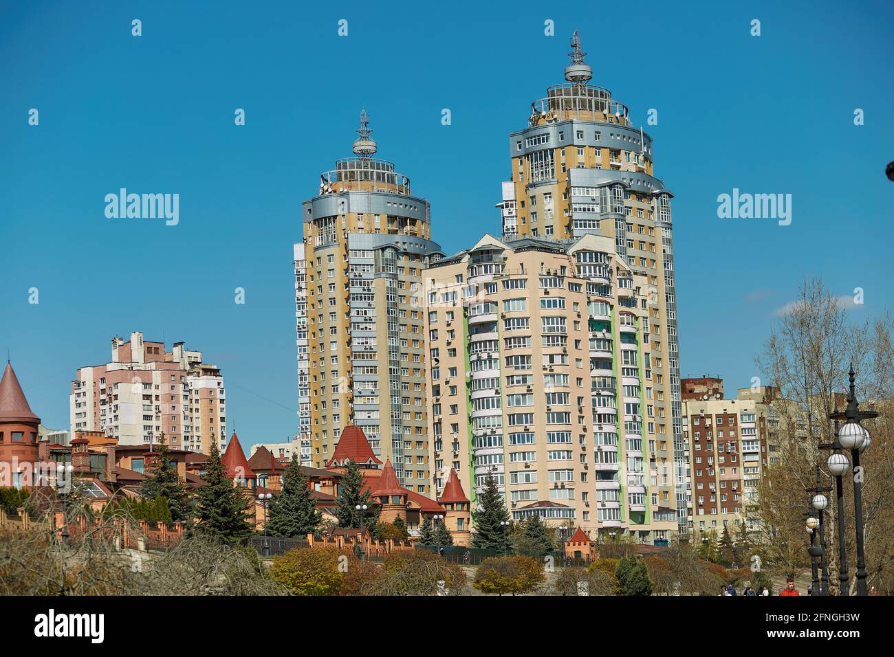 6 maggio - Kiev, Ucraina: Edifici residenziali di alto livello e persone che camminano lungo l'argine. Vista sulla strada in una giornata luminosa e soleggiata. Foto di alta qualità Foto Stock