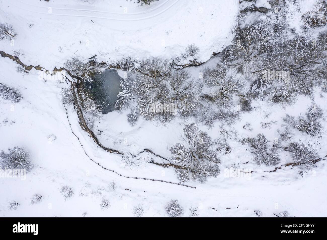Vista aerea del villaggio di Ulldemolins e dintorni. In questa immagine, la cascata Cadolla de les Ollites durante una nevicata (Priorat) Foto Stock