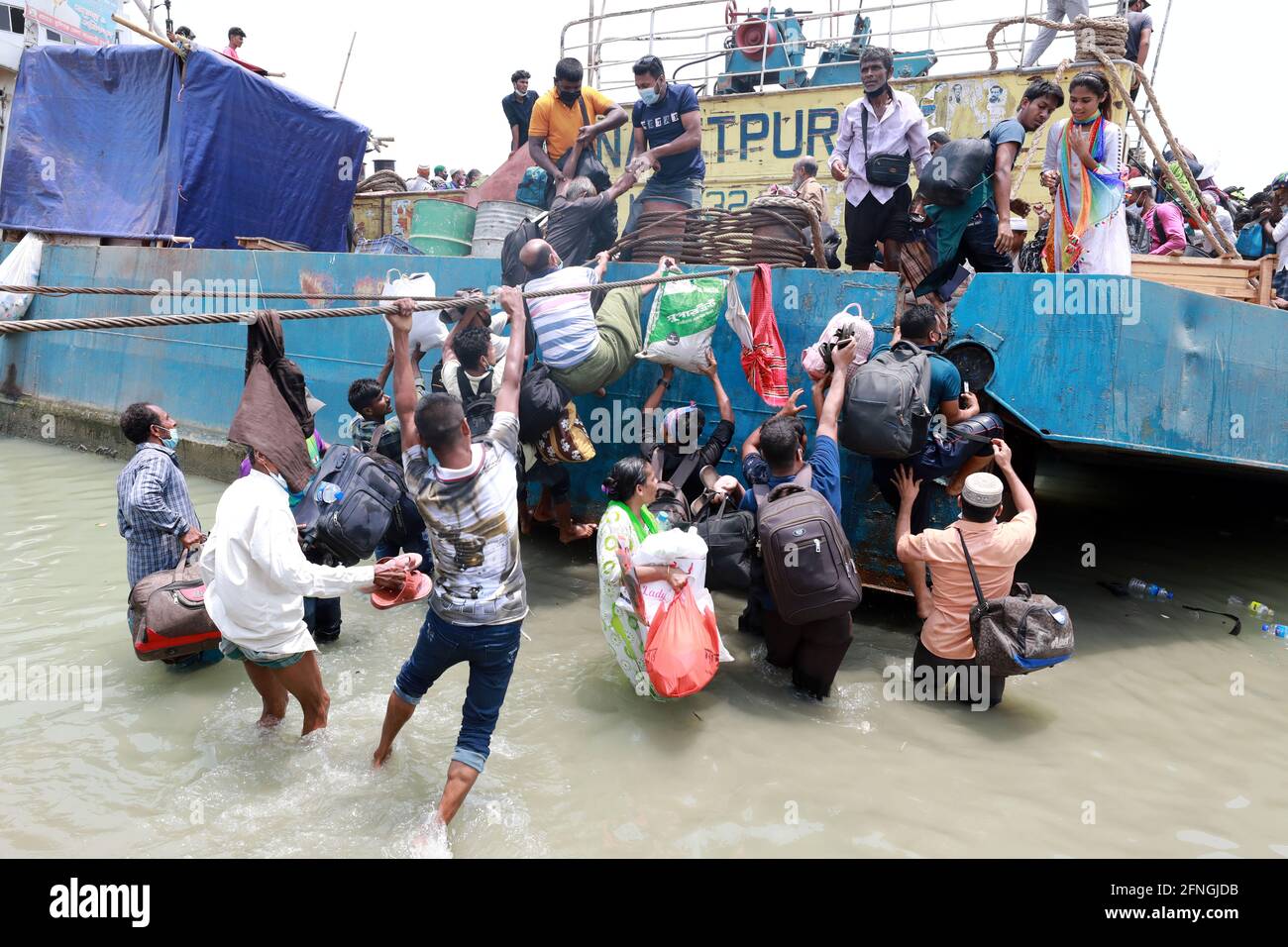 Maggio, 08, 2021 persone lasciano la capitale alle loro case mentre le autorità del Bangladesh impongono un blocco in mezzo al Coronavirus Covid-19 diffuso a Dhaka Foto Stock