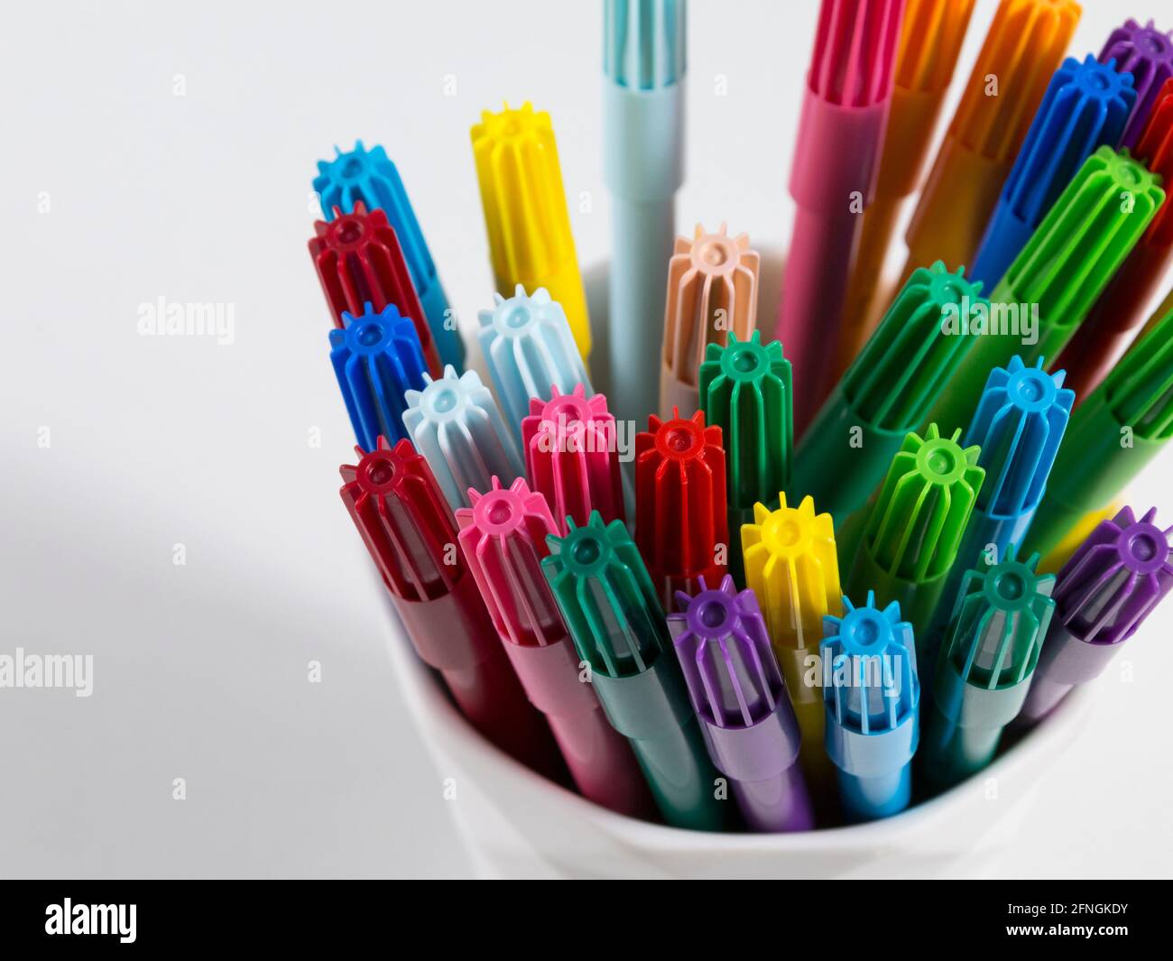 Pennarelli multicolore isolati su sfondo bianco Foto Stock