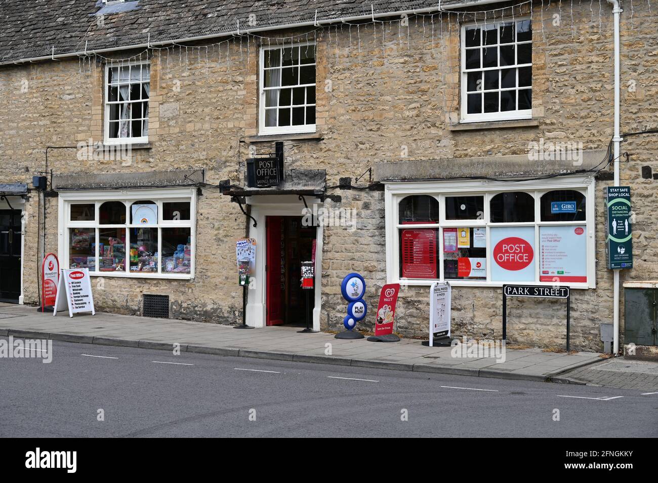 L'Ufficio postale e lo shopping su Park Street nel north Oxfordshire città di Woodstock che è famosa per Blenheim Palazzo Foto Stock