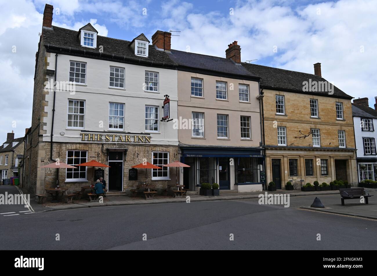 Lo Star Inn e altri negozi al dettaglio in Market Street Nella città nord dell'Oxfordshire di Woodstock Foto Stock