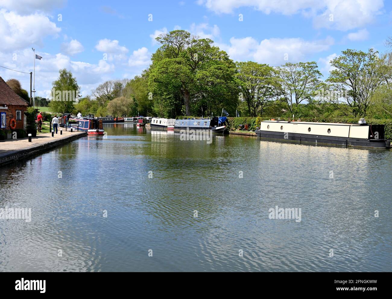 Narrowboats sul canale di Oxford a Thrupp vicino al Villaggio di Kidlington a nord di Oxford Foto Stock