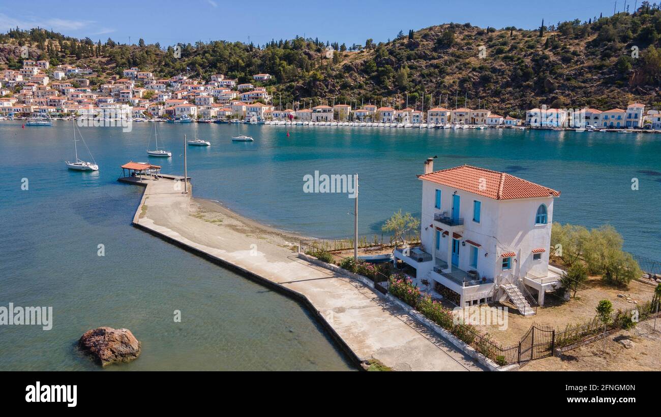 Casa solitaria a Galatas, prima dell'uscita dell'isola di Poros, Grecia Foto Stock