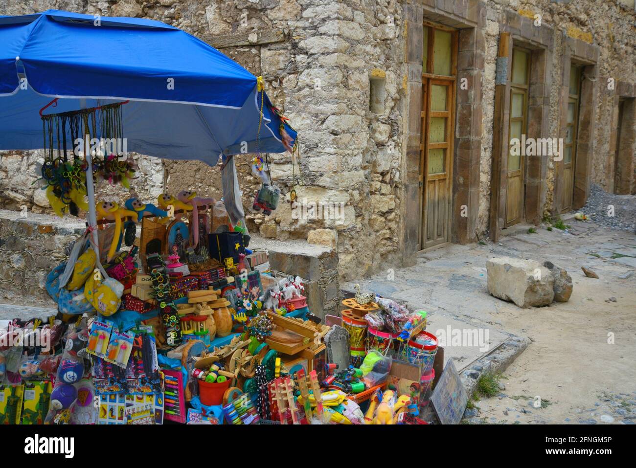 Souvenir locali stand su Calle Lanzagorta una strada acciottolata nella città fantasma Real de Catorce, San Luis Potosi Messico. Foto Stock