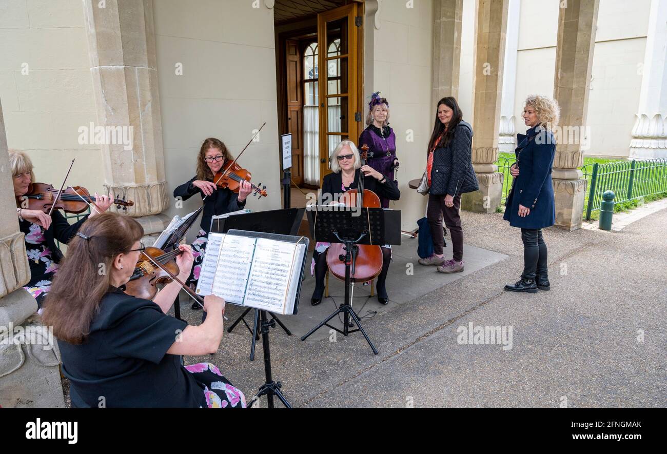 Brighton UK 17 maggio 2021 - i visitatori sono accolti da un quartetto d'archi al Royal Pavilion di Brighton che ha riaperto questa mattina durante la prossima fase di restrizioni di blocco in Inghilterra: Credit Simon Dack / Alamy Live News - solo per uso editoriale Foto Stock