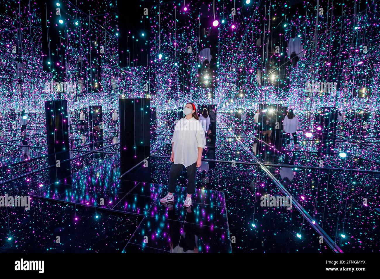 Londra, Regno Unito. 17 maggio 2021. Infinity Mirrored Room - piena di Brilliance of Life, una delle più grandi installazioni di Kusama fino ad oggi - lampadario di dolore, una stanza che crea l'illusione di un universo sconfinato di lampadari rotanti - Yayoi Kusama: Le camere Infinity Mirror sono in mostra al Tate Modern, in collaborazione con Bank of America con il supporto aggiuntivo DI UNIQLO. La galleria si riapre oggi al pubblico, anche se inizialmente queste sale saranno riservate esclusivamente ai membri Tate, e saranno aperte al pubblico il 14 giugno. La mostra comprende due importanti installazioni insieme alla documentazione precoce di Kus Foto Stock