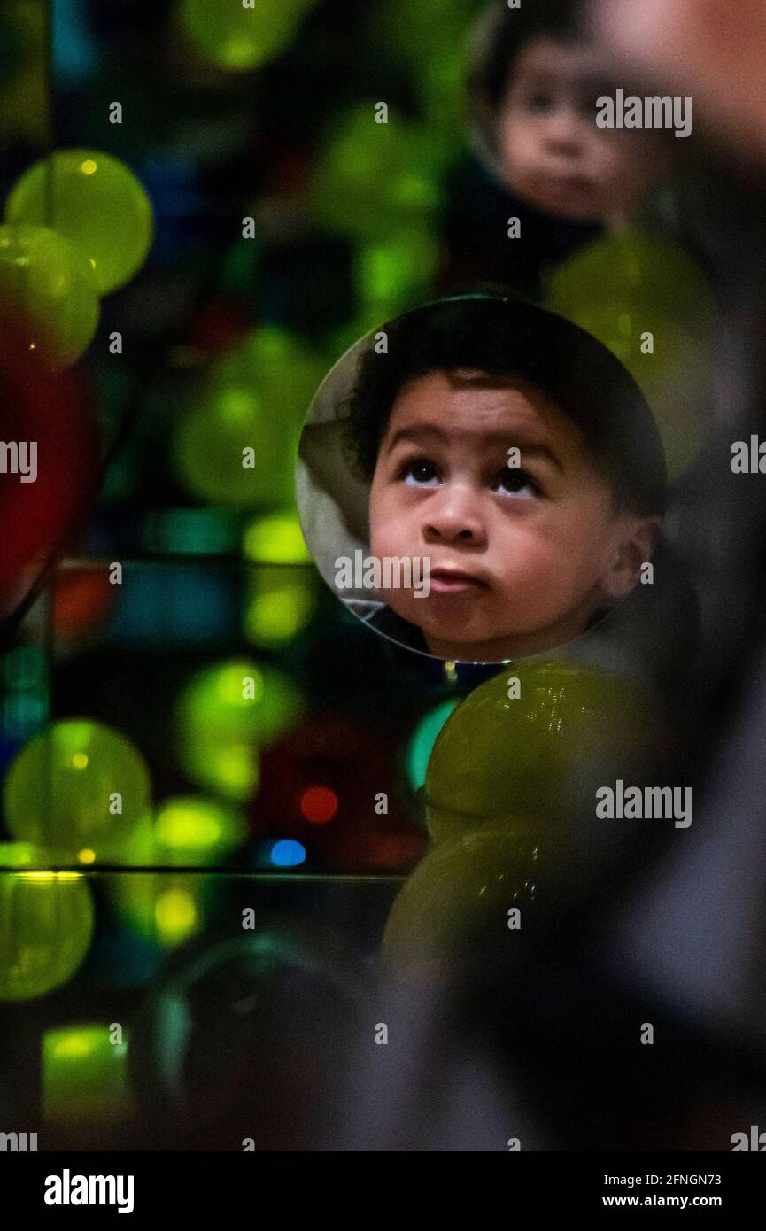 Londra, Regno Unito. 17 maggio 2021. L'universo visto attraverso la scala cielo, un nuovo pezzo - Yayoi Kusama: Infinity Mirror Rooms in mostra a Tate Modern, in collaborazione con Bank of America con il supporto aggiuntivo di UNIQLO. La galleria si riapre oggi al pubblico, anche se inizialmente queste sale saranno riservate esclusivamente ai membri Tate, e saranno aperte al pubblico il 14 giugno. La mostra comprende due importanti installazioni oltre alla documentazione precoce delle performance sperimentali e degli eventi di Kusama. Credit: Guy Bell/Alamy Live News Foto Stock