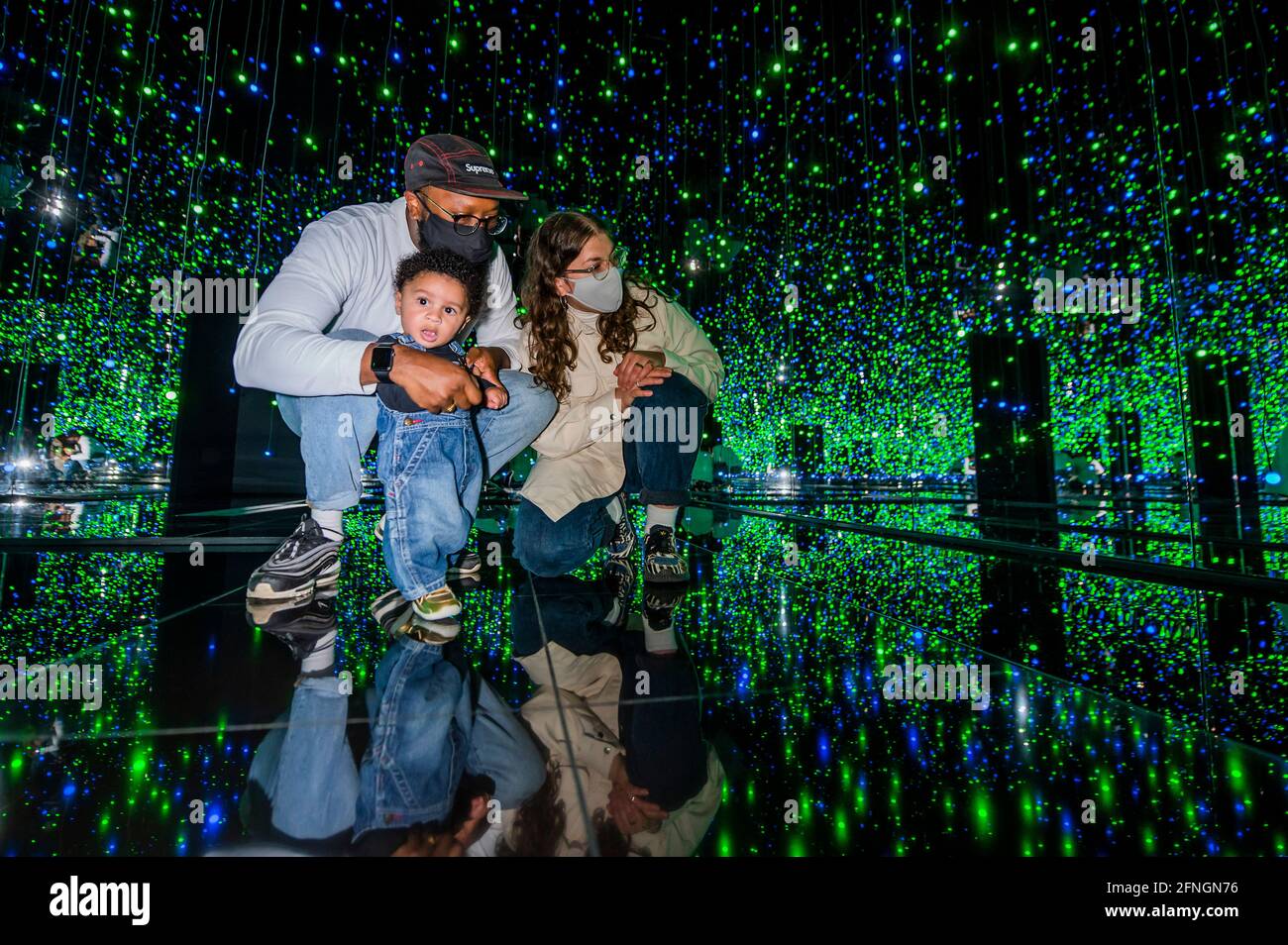 Londra, Regno Unito. 17 maggio 2021. Infinity Mirrored Room - riempito con la Brilliance of Life, una delle più grandi installazioni di Kusama fino ad oggi - Yayoi Kusama: Infinity Mirror Rooms in mostra a Tate Modern, in collaborazione con Bank of America con il supporto aggiuntivo di UNIQLO. La galleria si riapre oggi al pubblico, anche se inizialmente queste sale saranno riservate esclusivamente ai membri Tate, e saranno aperte al pubblico il 14 giugno. La mostra comprende due importanti installazioni oltre alla documentazione precoce delle performance sperimentali e degli eventi di Kusama. Credit: Guy Bell/Alamy Live News Foto Stock