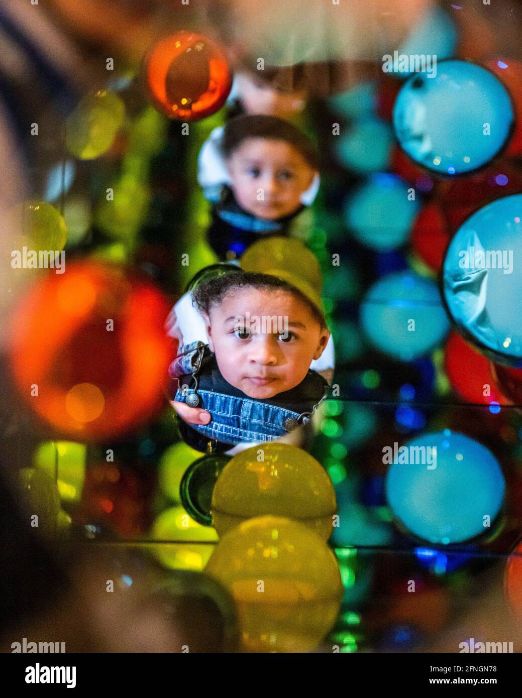 Londra, Regno Unito. 17 maggio 2021. L'universo visto attraverso la scala cielo, un nuovo pezzo - Yayoi Kusama: Infinity Mirror Rooms in mostra a Tate Modern, in collaborazione con Bank of America con il supporto aggiuntivo di UNIQLO. La galleria si riapre oggi al pubblico, anche se inizialmente queste sale saranno riservate esclusivamente ai membri Tate, e saranno aperte al pubblico il 14 giugno. La mostra comprende due importanti installazioni oltre alla documentazione precoce delle performance sperimentali e degli eventi di Kusama. Credit: Guy Bell/Alamy Live News Foto Stock