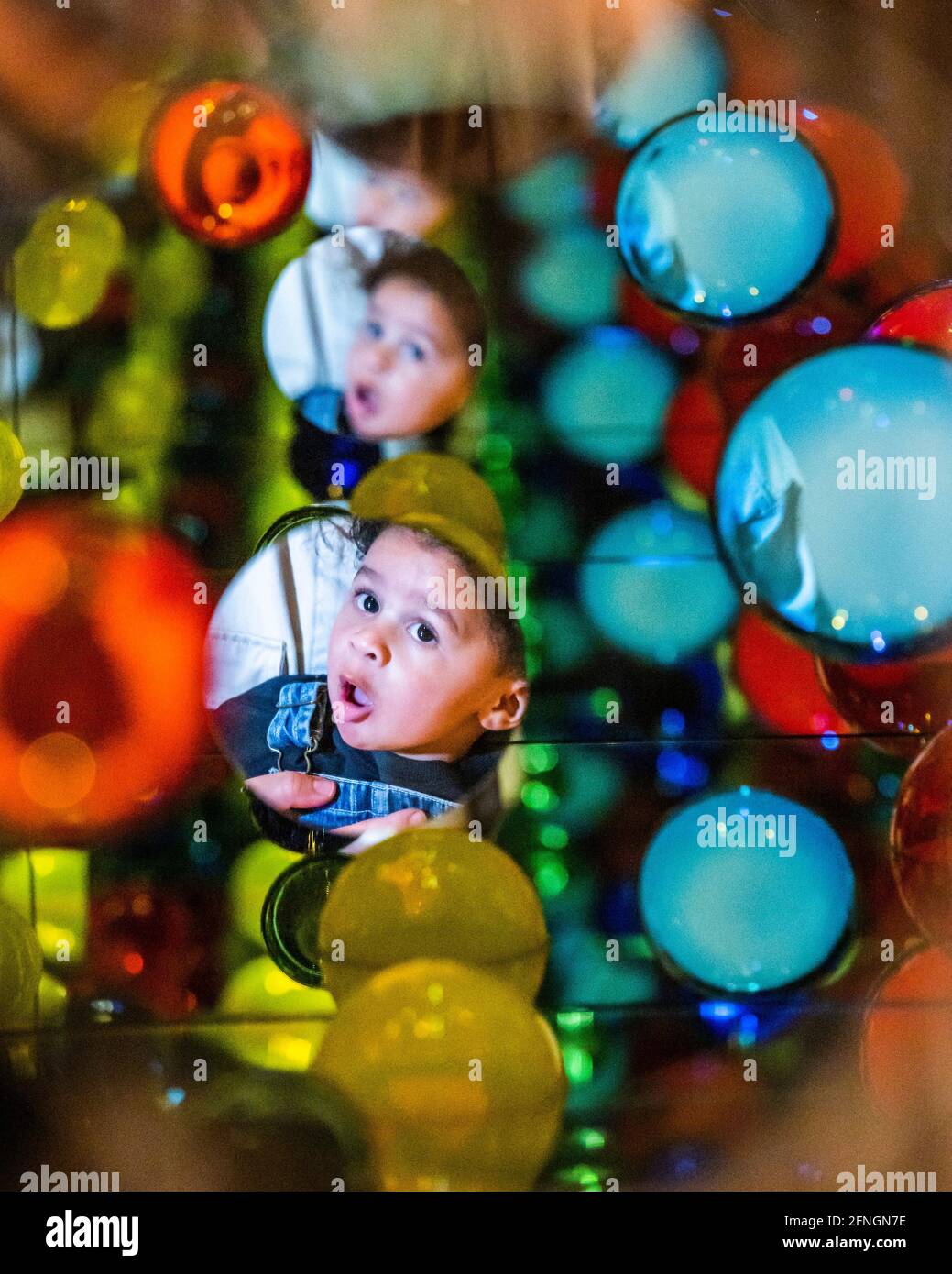 Londra, Regno Unito. 17 maggio 2021. L'universo visto attraverso la scala cielo, un nuovo pezzo - Yayoi Kusama: Infinity Mirror Rooms in mostra a Tate Modern, in collaborazione con Bank of America con il supporto aggiuntivo di UNIQLO. La galleria si riapre oggi al pubblico, anche se inizialmente queste sale saranno riservate esclusivamente ai membri Tate, e saranno aperte al pubblico il 14 giugno. La mostra comprende due importanti installazioni oltre alla documentazione precoce delle performance sperimentali e degli eventi di Kusama. Credit: Guy Bell/Alamy Live News Foto Stock