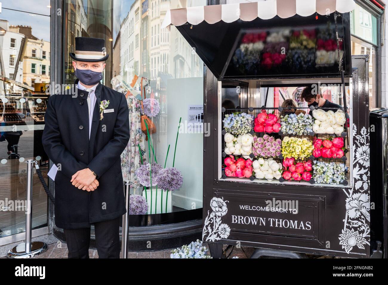 Cork, Irlanda. 17 maggio 2021. I negozi Brown Thomas di tutto il paese hanno riaperto completamente questa mattina. Il negozio di Patrick Street, Cork, ha dato fiori ai primi mille clienti attraverso la porta come un gesto di "ritorno di benvenuto". Il concierge Brown Thomas David o'Callaghan ha accolto i clienti nel negozio. Credit: AG News/Alamy Live News Foto Stock