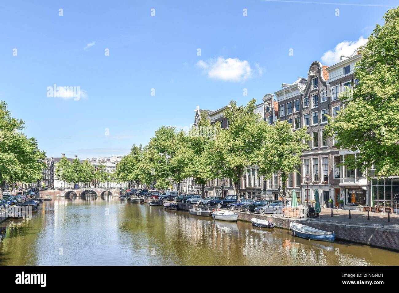 Vecchio quartiere residenziale con canale in estate Foto Stock