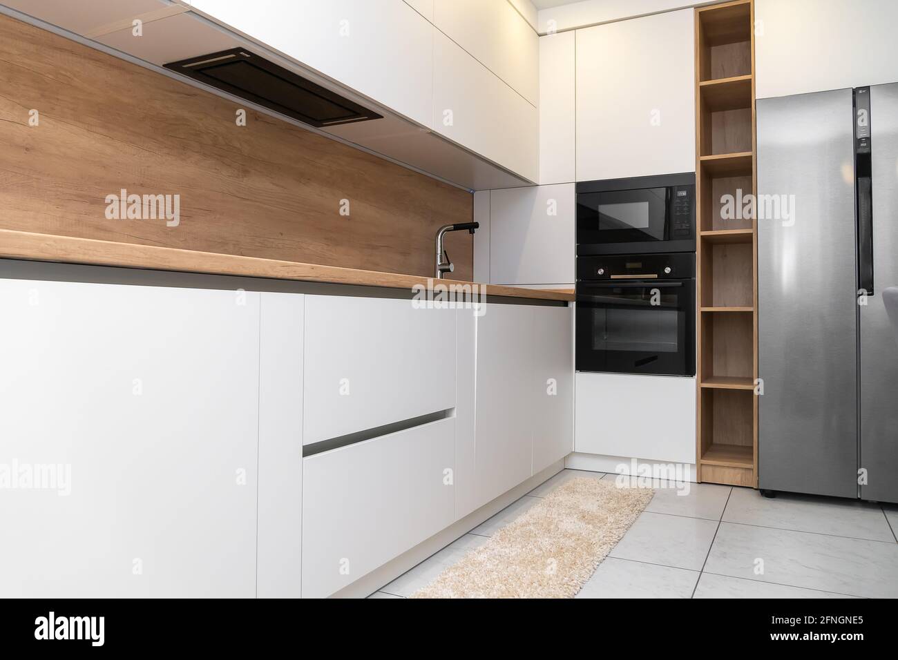 Interni moderni e minimalistici di una cucina luminosa Foto Stock