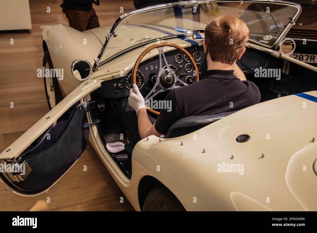 Londra UK 17 maggio 2021 le aste di Bonhams hanno fatto crescere in casa i Collectors ad alte prestazioni le automobili prodotte dalle grandi marche britanniche da Rolls-Royce a MG, E che comprende non meno di 11 Aston Martins .1961 AC Ace 2.6 litri Roadster, stima £240,000 – 280,000 uno di soli 10 guida a sinistra delle 26 vetture alimentate da un motore Ford 2.6 litri Paul Quezada-Neiman/Alamy Live News Foto Stock