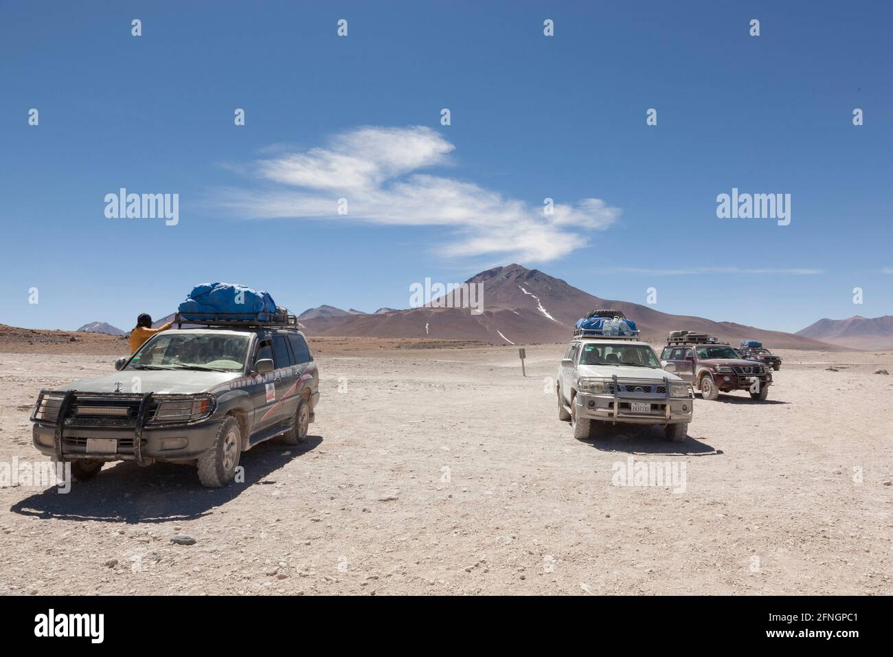 Overland-safari 4x4 SUV parcheggiati al bordo di Laguna Verde, Bolivia Foto Stock