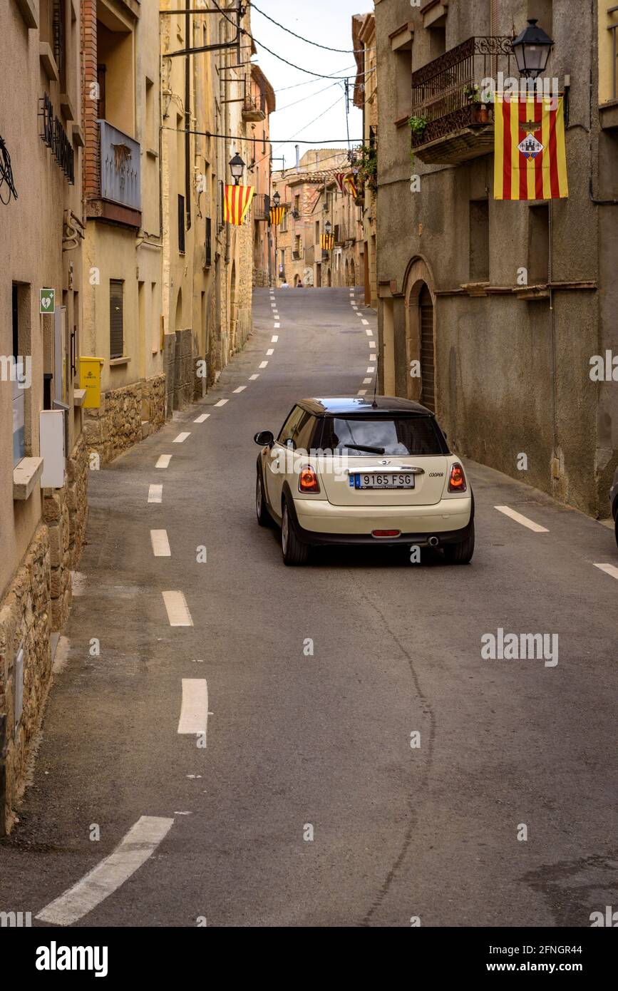 Strada che attraversa la città di Vilanova de Prades (Conca de Barberà, Tarragona, Catalogna, Spagna) ESP: Carretera cruzando el pueblo de Vilanova de Prades Foto Stock