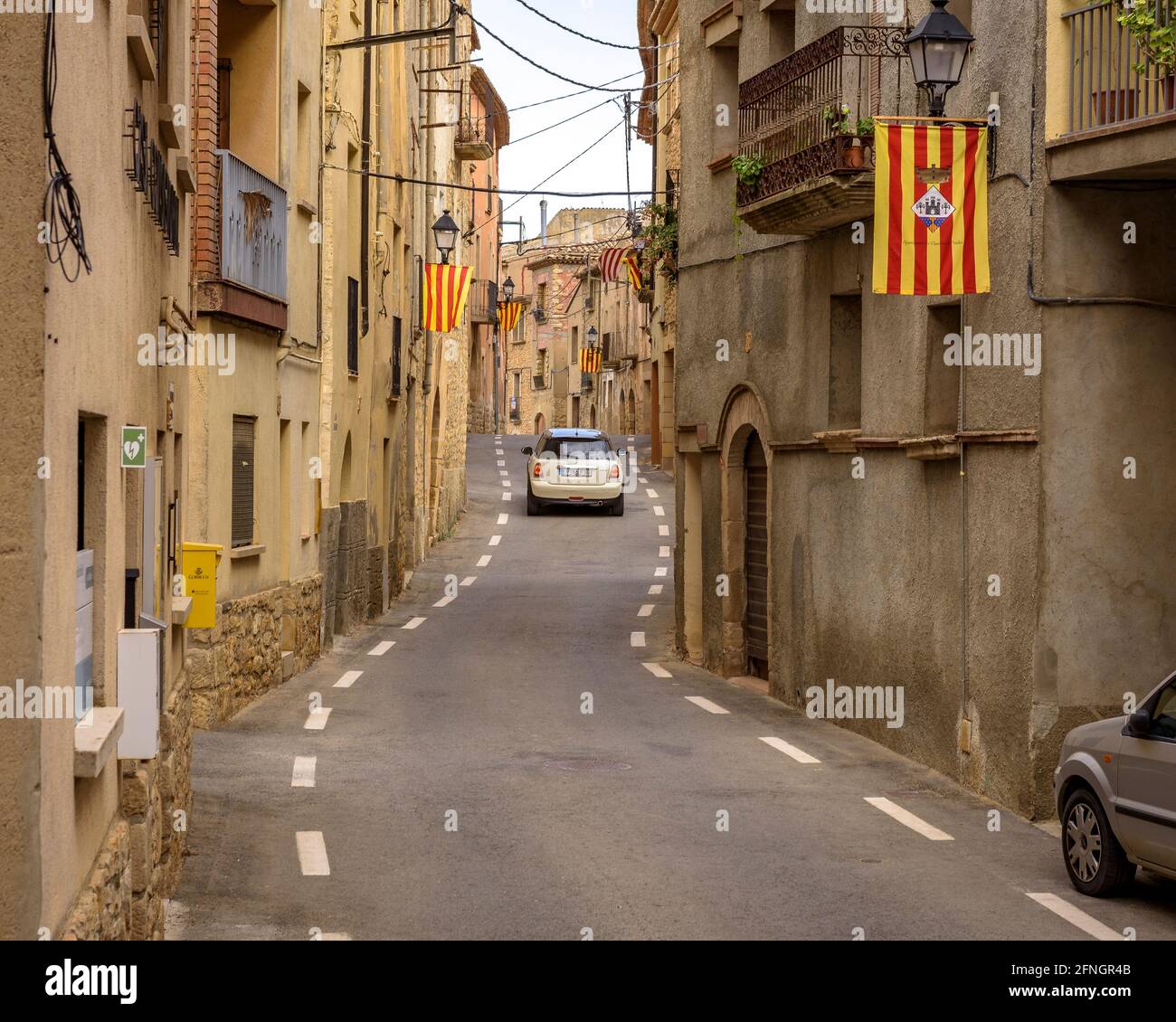 Strada che attraversa la città di Vilanova de Prades (Conca de Barberà, Tarragona, Catalogna, Spagna) ESP: Carretera cruzando el pueblo de Vilanova de Prades Foto Stock