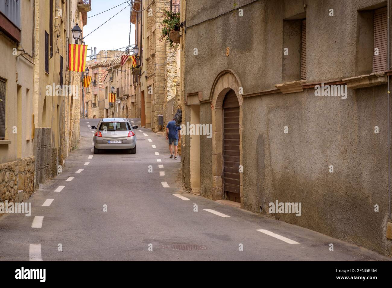 Strada che attraversa la città di Vilanova de Prades (Conca de Barberà, Tarragona, Catalogna, Spagna) ESP: Carretera cruzando el pueblo de Vilanova de Prades Foto Stock