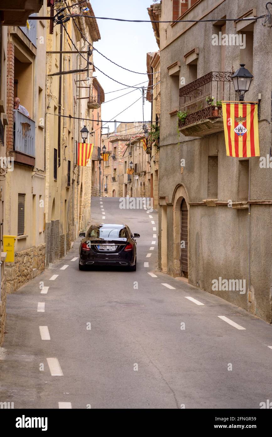 Strada che attraversa la città di Vilanova de Prades (Conca de Barberà, Tarragona, Catalogna, Spagna) ESP: Carretera cruzando el pueblo de Vilanova de Prades Foto Stock