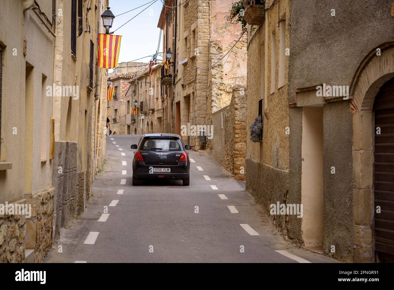 Strada che attraversa la città di Vilanova de Prades (Conca de Barberà, Tarragona, Catalogna, Spagna) ESP: Carretera cruzando el pueblo de Vilanova de Prades Foto Stock