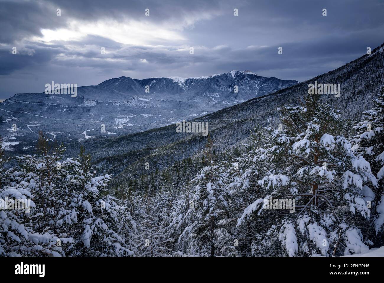 Serra d'Ensija visto dal punto di vista di Grolet dopo una nevicata invernale (Berguedà, Catalogna, Spagna, Pirenei) Foto Stock