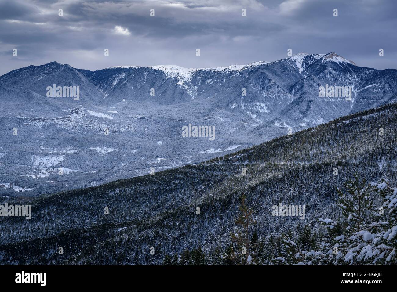 Serra d'Ensija visto dal punto di vista di Grolet dopo una nevicata invernale (Berguedà, Catalogna, Spagna, Pirenei) Foto Stock