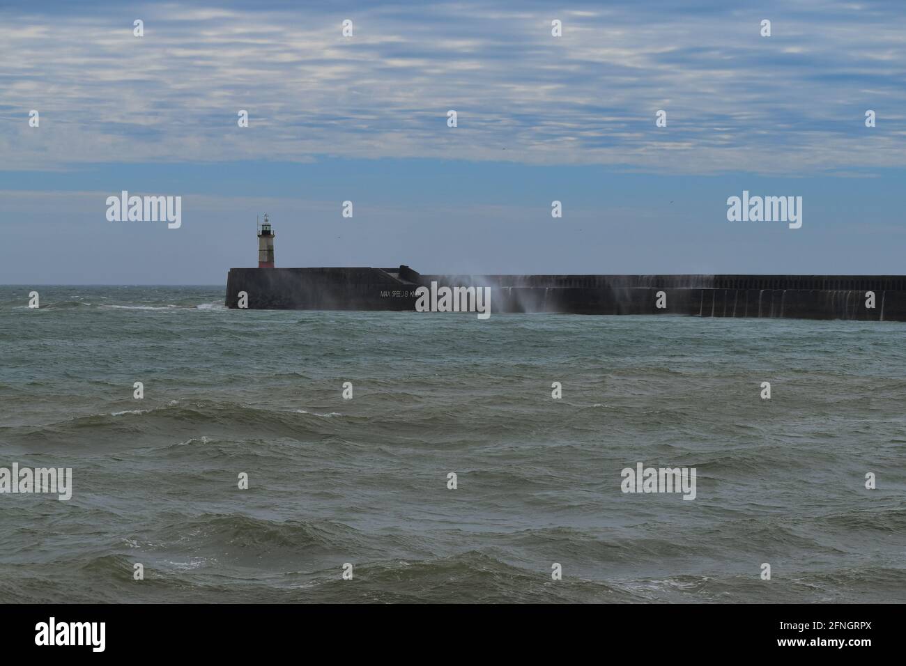 Newhaven Breakwater con le onde Foto Stock