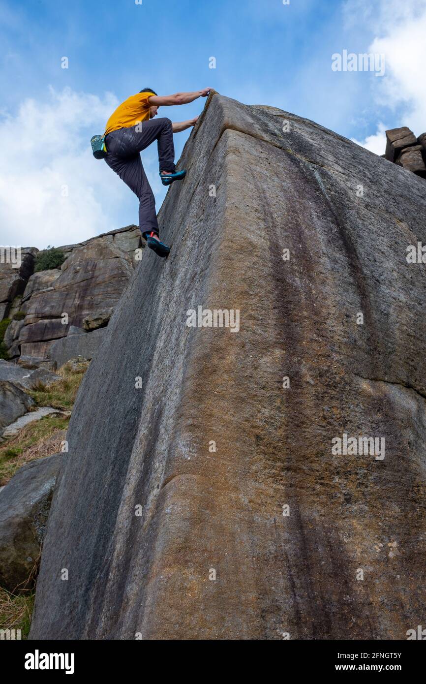 Un massi arrampicatori a Stanage Edge Plantation Boulders vicino Sheffield nel Peak District National Park, Inghilterra, Regno Unito Foto Stock
