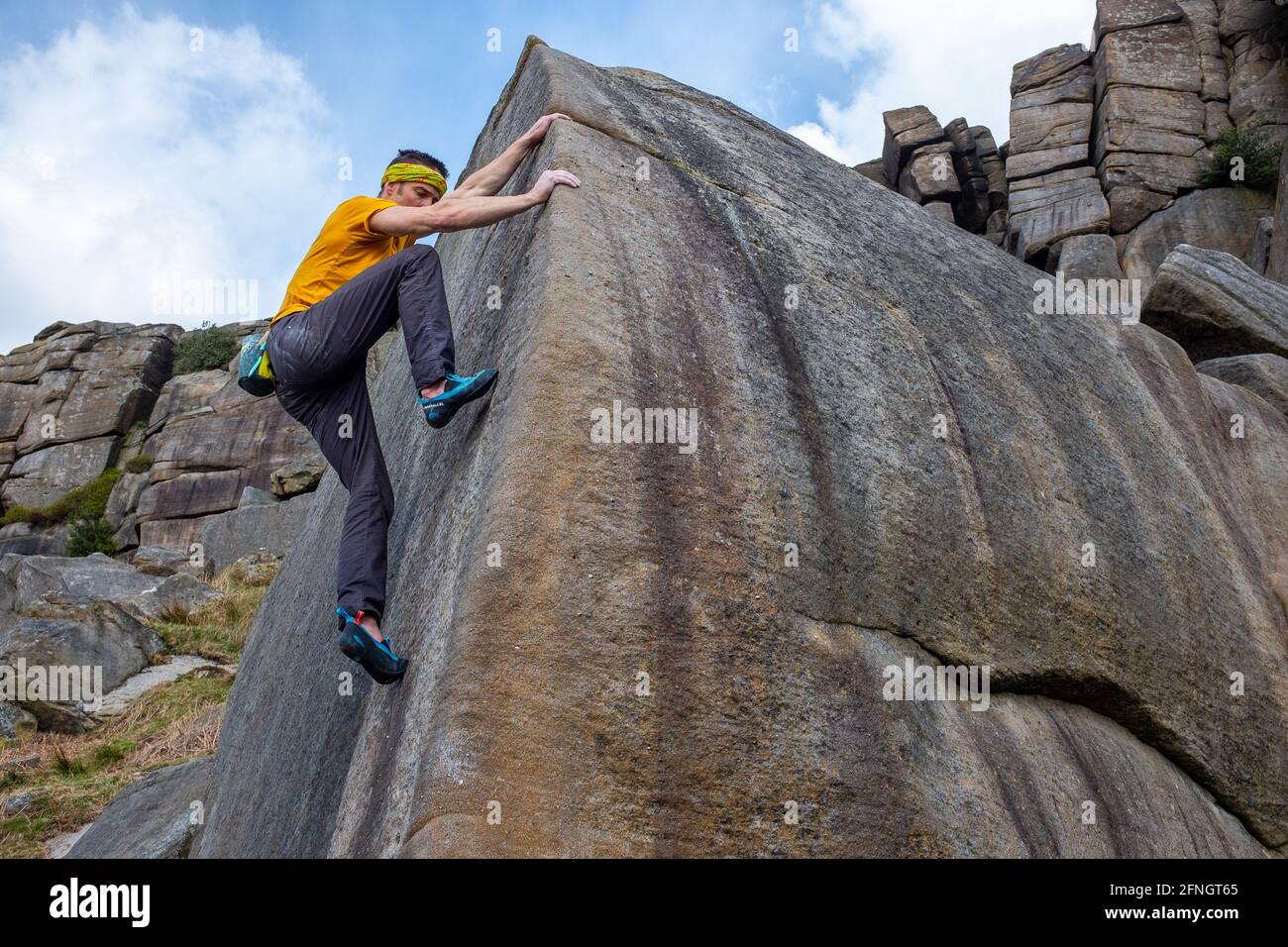 Un massi arrampicatori a Stanage Edge Plantation Boulders vicino Sheffield nel Peak District National Park, Inghilterra, Regno Unito Foto Stock