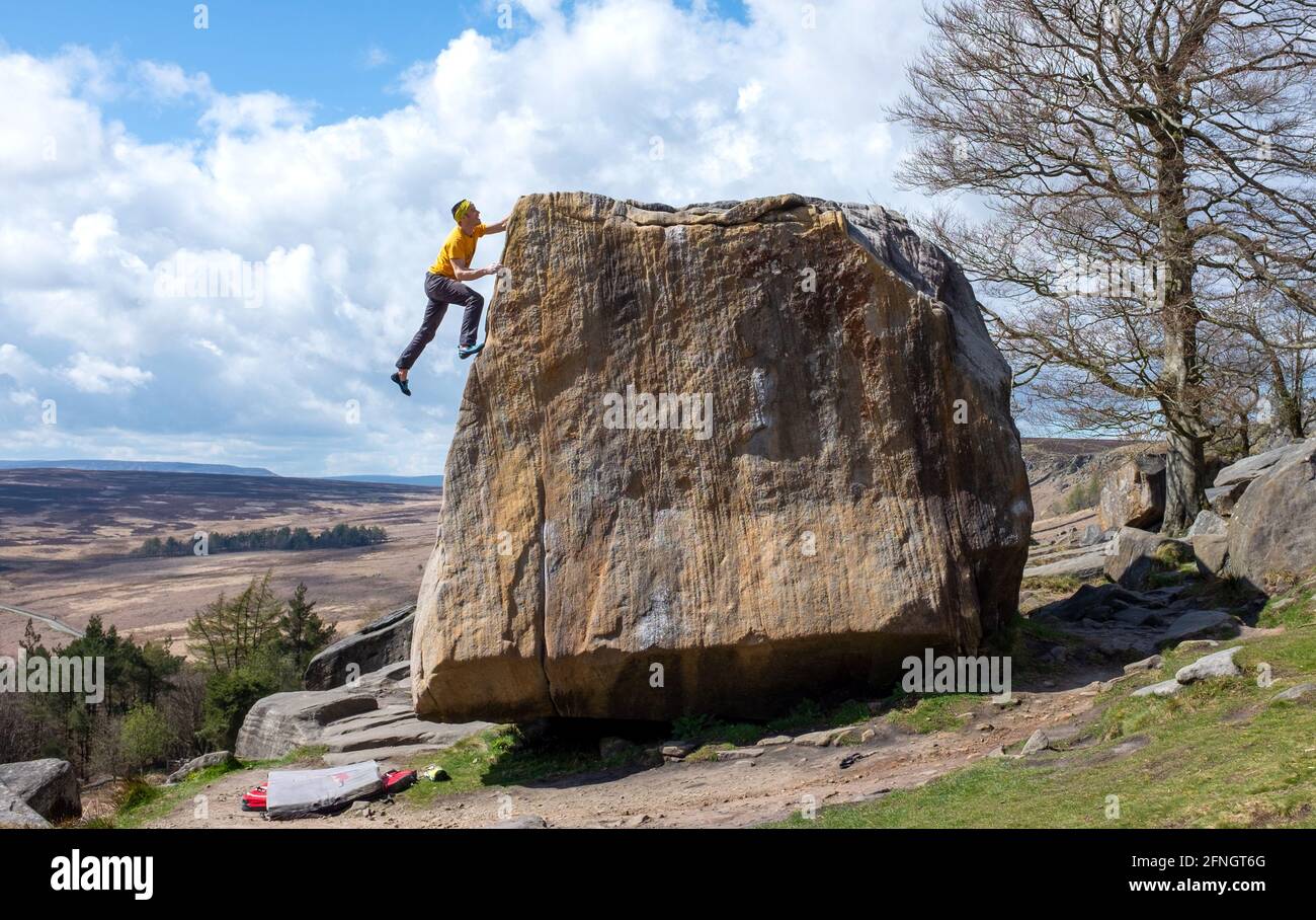 Un massi arrampicatori a Stanage Edge Plantation Boulders vicino Sheffield nel Peak District National Park, Inghilterra, Regno Unito Foto Stock