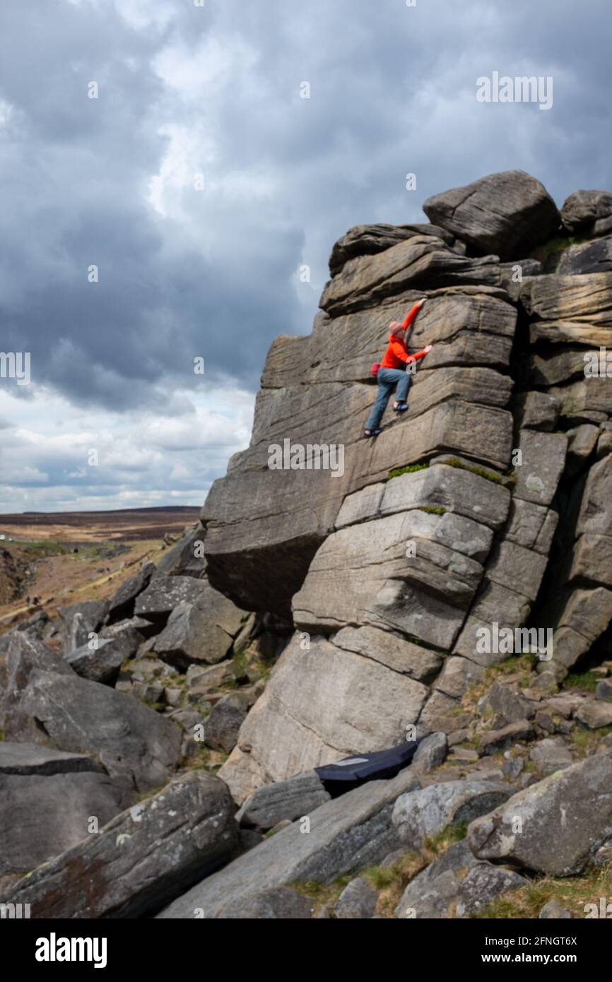 Arrampicarsi in solitaria rossa a Burbage Edge vicino a Sheffield nel Peak District National Park, Inghilterra, Regno Unito Foto Stock