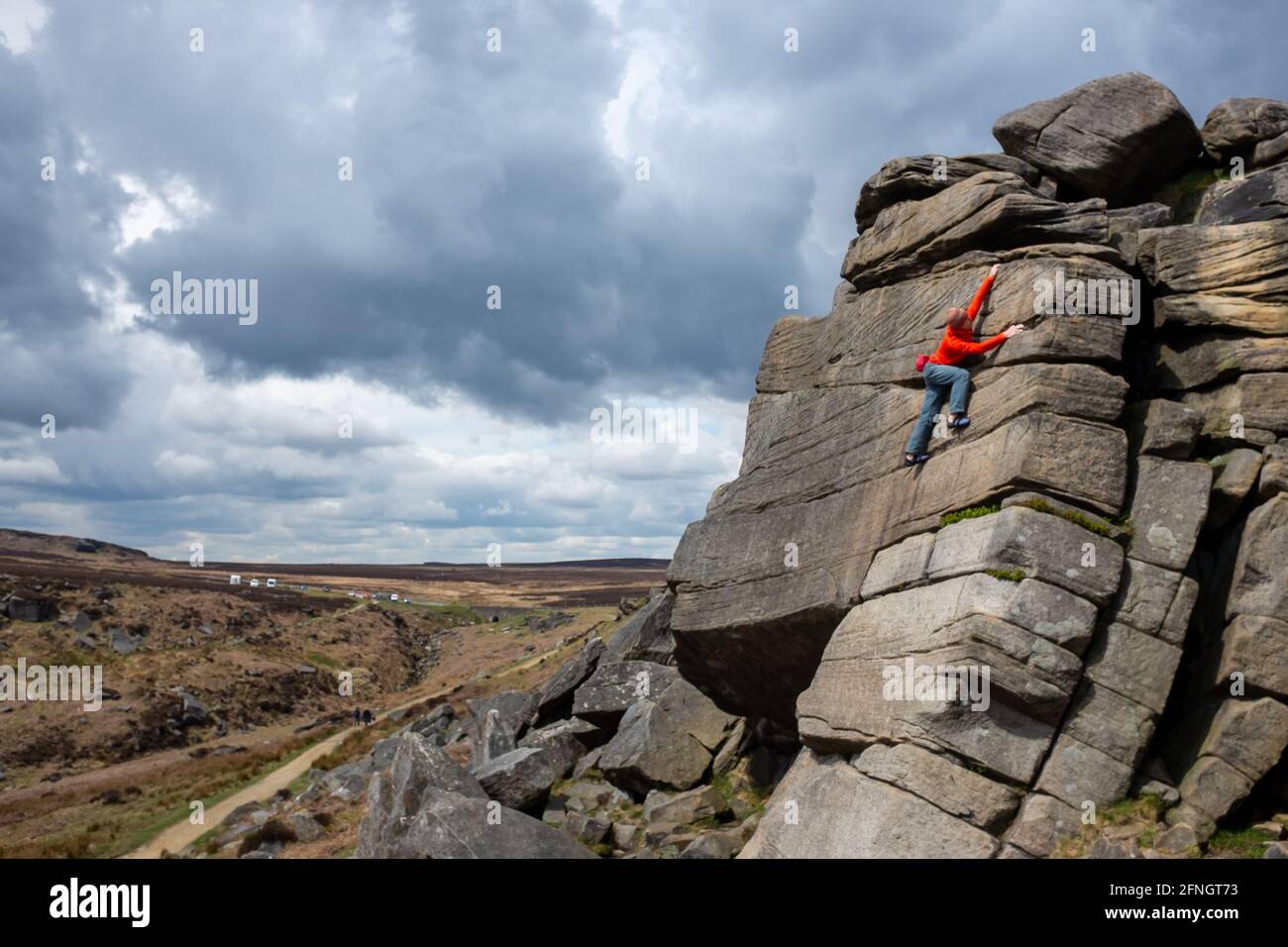Arrampicarsi in solitaria rossa a Burbage Edge vicino a Sheffield nel Peak District National Park, Inghilterra, Regno Unito Foto Stock