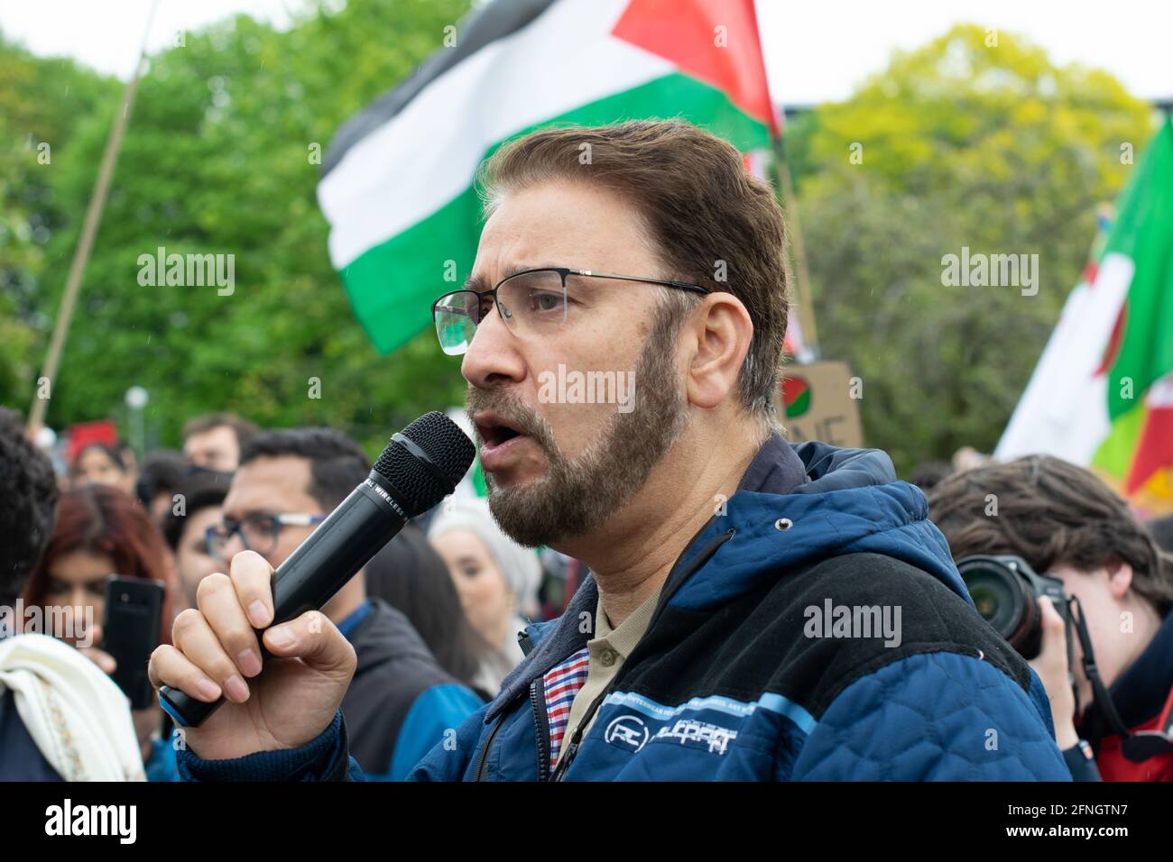 Afzal Khan membro del Parlamento per Gorton che parla al raduno della Palestina libera in Platt Fields Park, Manchester, Regno Unito Foto Stock