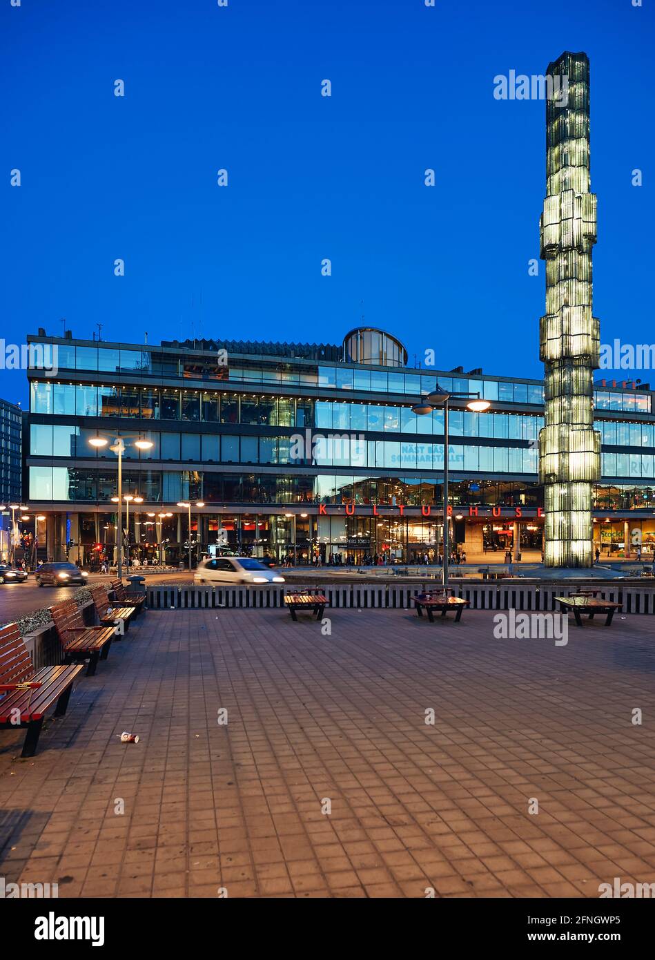 Vista serale di Sergels Torg e Kulturhuset edificio nel centro di Stoccolma in Svezia Foto Stock