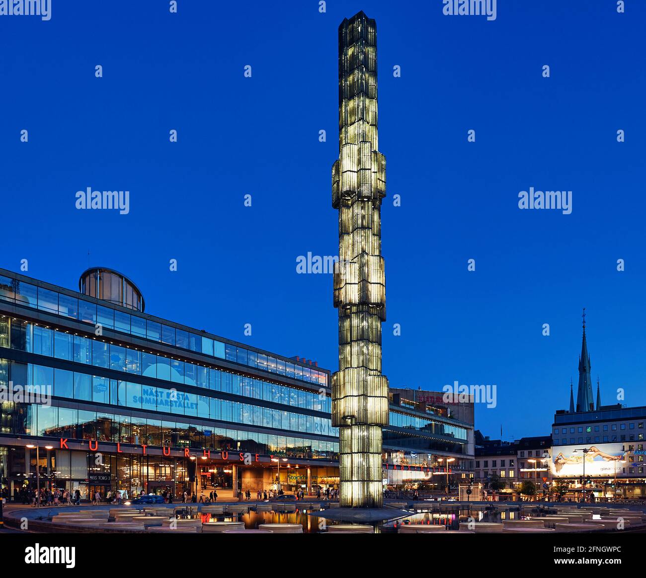 Vista serale di Sergels Torg e Kulturhuset edificio nel centro di Stoccolma in Svezia Foto Stock