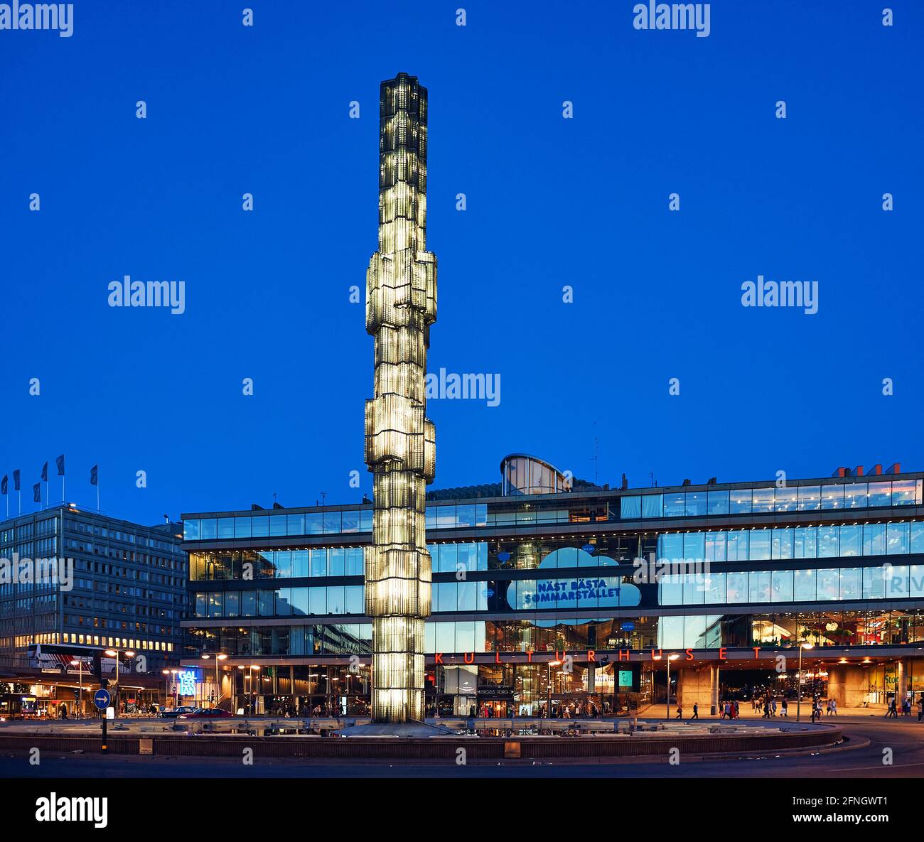 Vista serale di Sergels Torg e Kulturhuset edificio nel centro di Stoccolma in Svezia Foto Stock