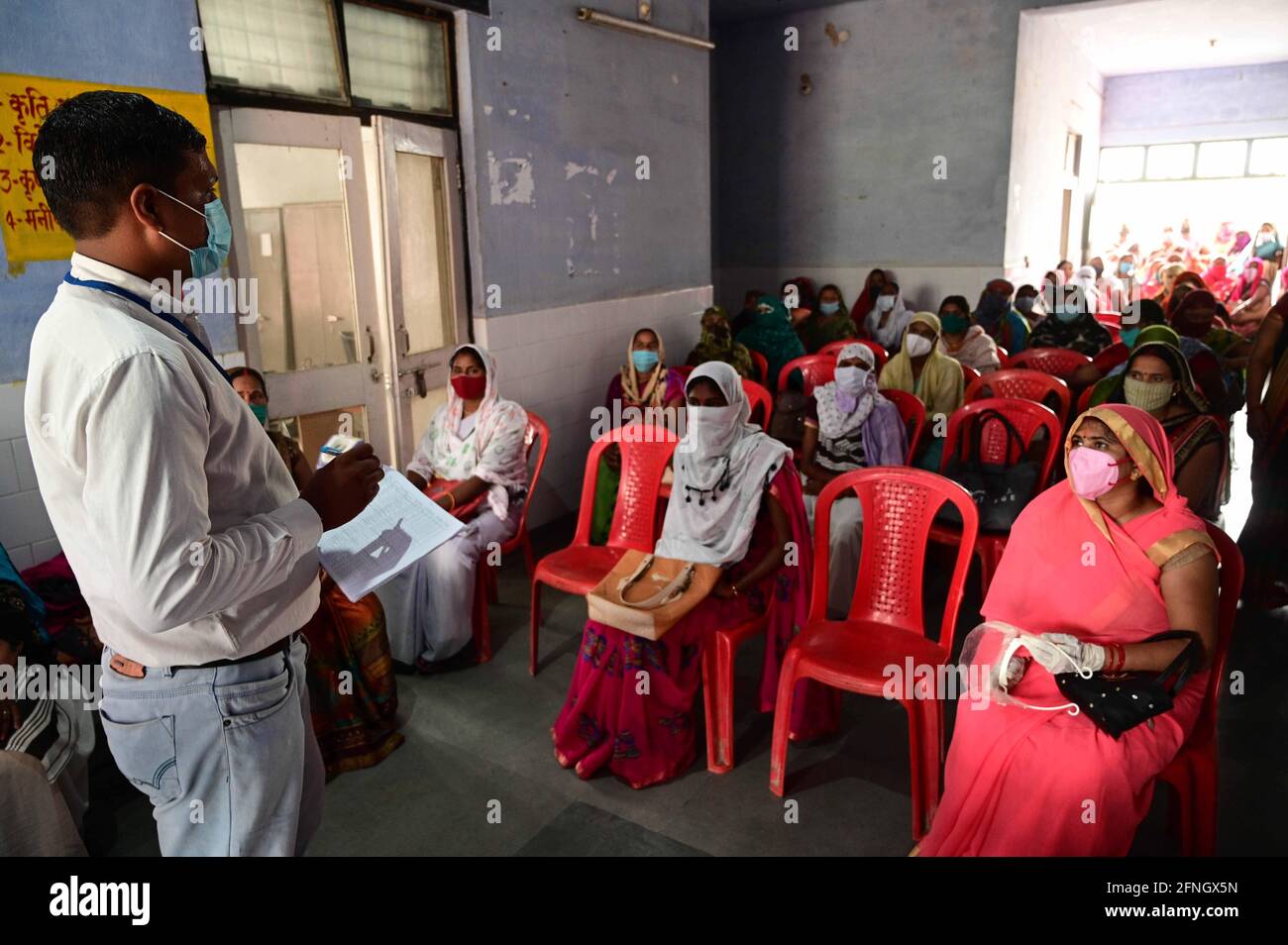 Prayagraj, Uttar Pradesh, India. 17 maggio 2021. Prayagraj: Un ufficiale DELL'OMS addestra i lavoratori di Asha per IL programma di sensibilizzazione al virus CORONA nel villaggio di Bahariya a Prayagraj lunedì 17 maggio 2021. Credit: Prabhat Kumar Verma/ZUMA Wire/Alamy Live News Foto Stock