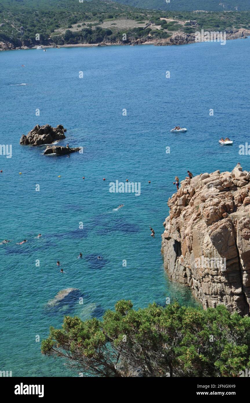 Immagine verticale della spiaggia di Cala li Cossi in Italia Foto Stock