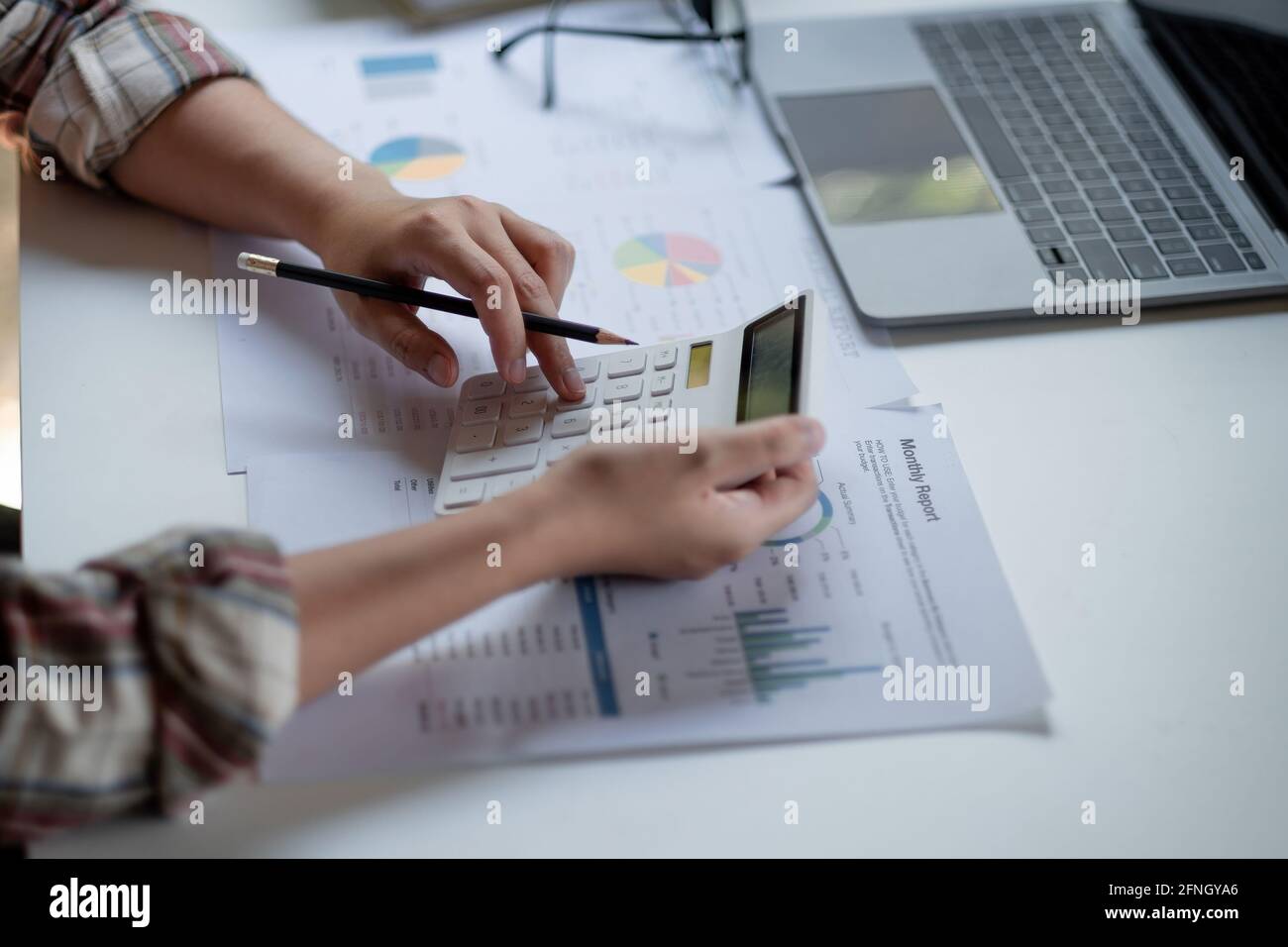 Donna d'affari che lavora in finanza e contabilità analizza il bilancio finanziario in ufficio. Foto Stock