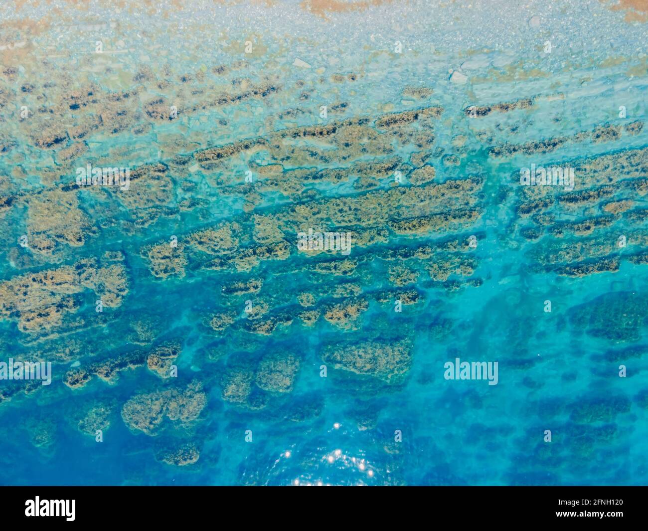 Vista aerea della superficie del mare con la costa Foto Stock