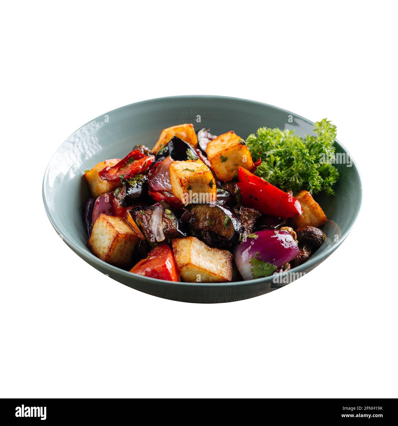 Ciotola isolata di insalata tofu arrosto con melanzane Foto Stock