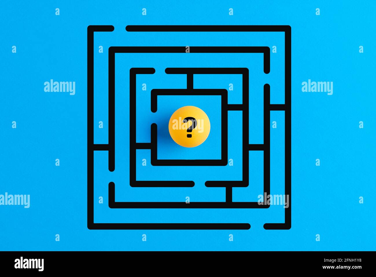 Punto interrogativo al centro di un labirinto. Incertezza, sfida, confusione, mistero o concetto di soluzione. Foto Stock
