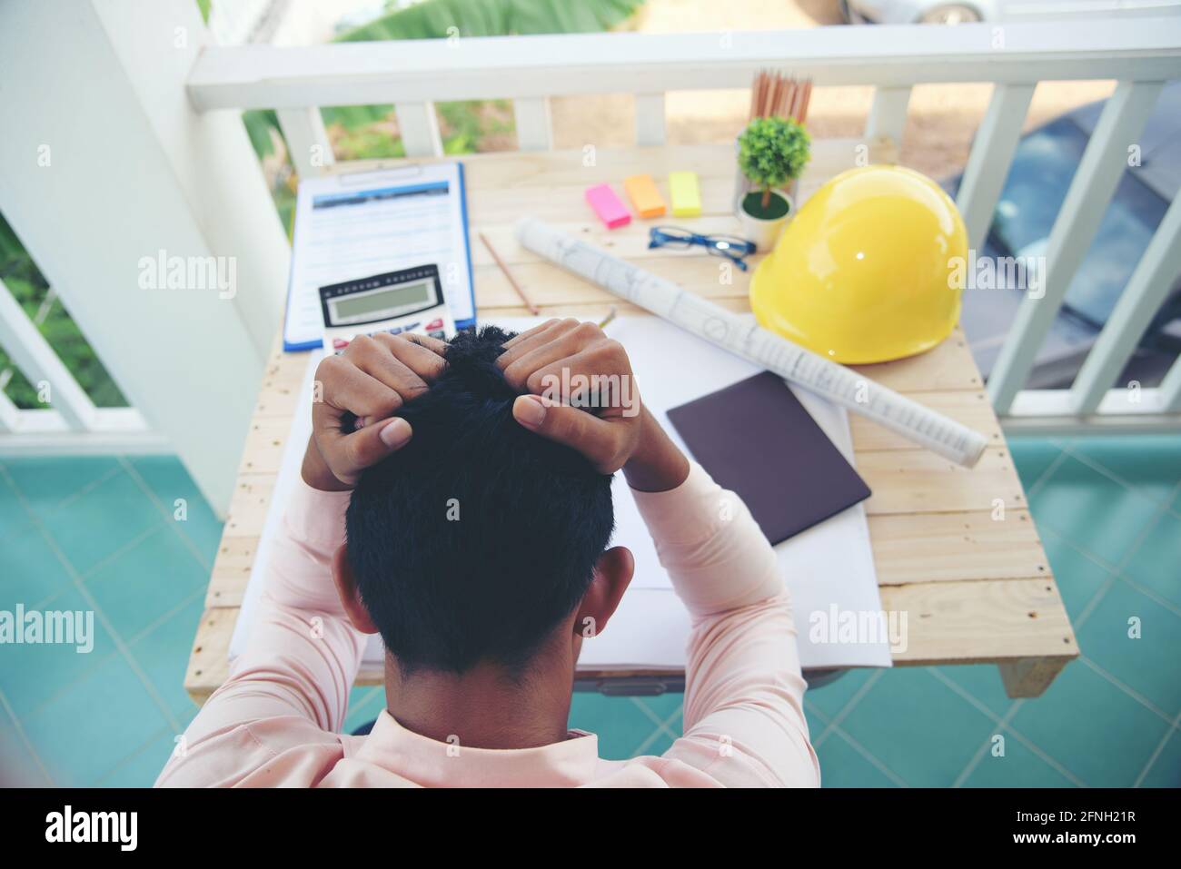 Stress engineer che lavora sotto pressione indossare il casco giallo per la sicurezza. Concetto di costruzione. Foto Stock