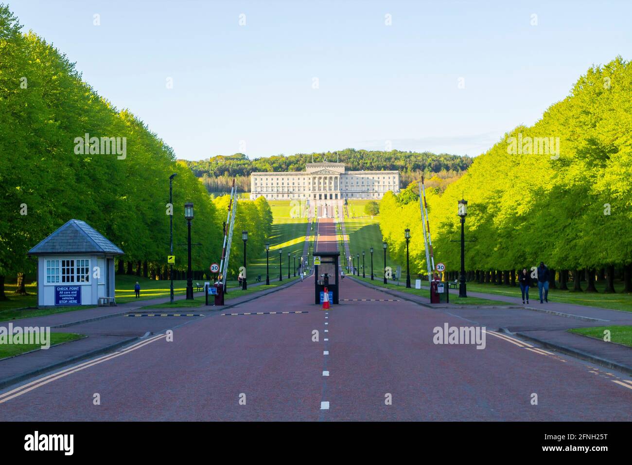 16 maggio 2021 visitatori che camminano lungo viale alberato Al Parlamento Stormont edificio dell'Irlanda del Nord situato su La tenuta di Stormont in est Foto Stock