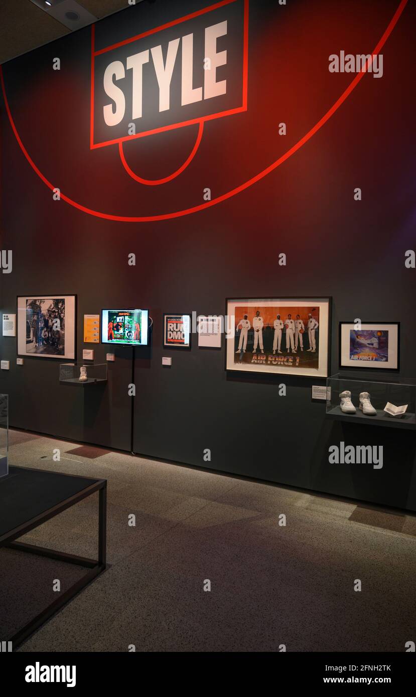 Design Museum, Londra, Regno Unito. 17 maggio 2021. Riapertura della mostra dopo l'abolizione delle restrizioni governative, Sneakers Unboxed: Studio to Street esplora la grafica e il lavoro grafico e il lavoro di stilisti di moda rendendo il settore più sostenibile. Esplora il mercato di rivendita Sneaker, che oggi vale 6 miliardi di dollari, e le scarpe di domani. Credit: Malcolm Park/Alamy Live News. Foto Stock