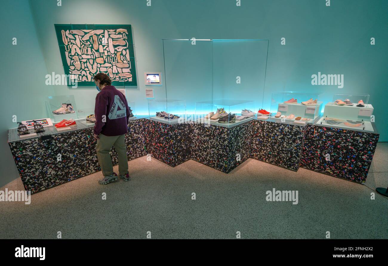 Design Museum, Londra, Regno Unito. 17 maggio 2021. Riapertura della mostra dopo l'abolizione delle restrizioni governative, Sneakers Unboxed: Studio to Street esplora la grafica e il lavoro grafico e il lavoro di stilisti di moda rendendo il settore più sostenibile. Esplora il mercato di rivendita Sneaker, che oggi vale 6 miliardi di dollari, e le scarpe di domani. Credit: Malcolm Park/Alamy Live News. Foto Stock