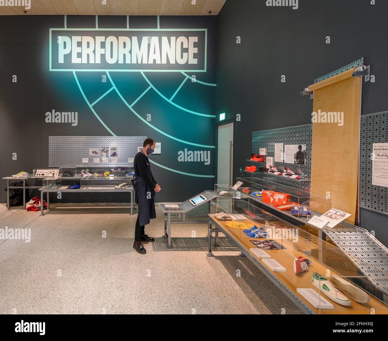 Design Museum, Londra, Regno Unito. 17 maggio 2021. Riapertura della mostra dopo l'abolizione delle restrizioni governative, Sneakers Unboxed: Studio to Street esplora la grafica e il lavoro grafico e il lavoro di stilisti di moda rendendo il settore più sostenibile. Esplora il mercato di rivendita Sneaker, che oggi vale 6 miliardi di dollari, e le scarpe di domani. Credit: Malcolm Park/Alamy Live News. Foto Stock