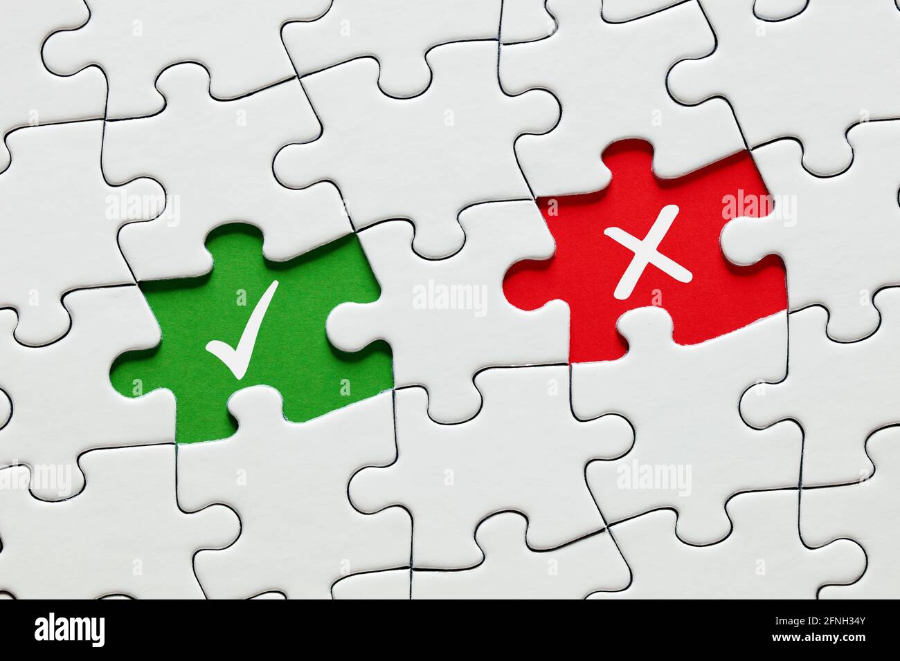 Pezzi di puzzle mancanti con segno di spunta e simboli a croce. Approvare o rifiutare, giusto o sbagliato, sì o no nel processo decisionale, istruzione o concetto di voto. Foto Stock