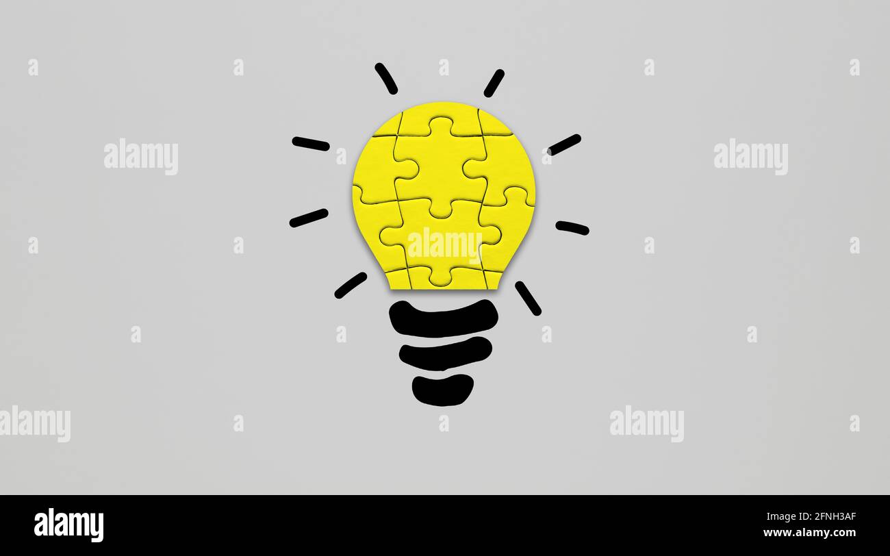 Simbolo della lampadina composto da pezzi di puzzle. Concetto di brainstorming, idea, scoperta, invenzione o creatività. Foto Stock